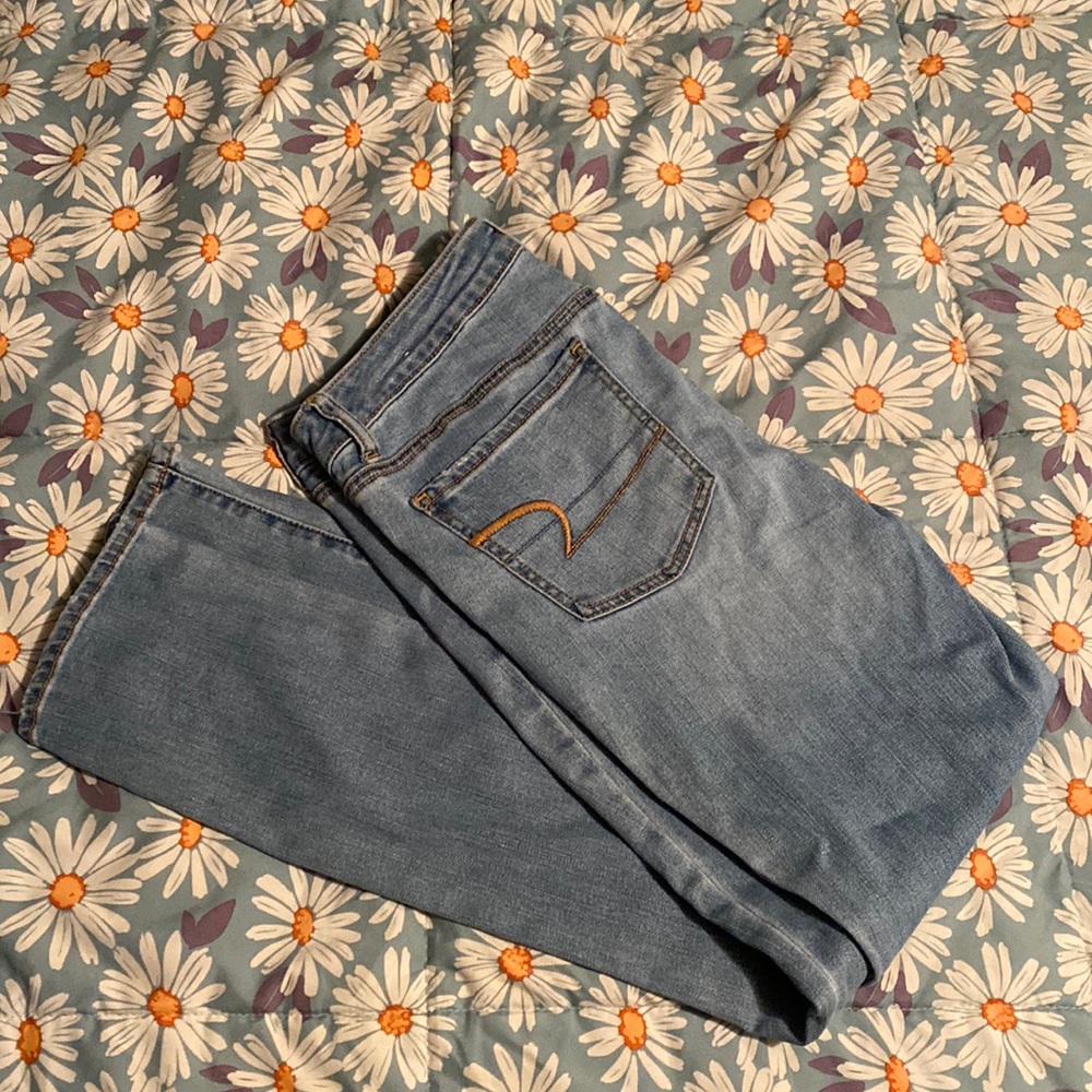 AE womens light wash skinny jeans